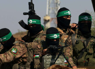 Hamás acusa al ejército israelí de matar a 71 personas en un ataque contra una zona humanitaria de Gaza