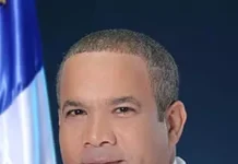 El Senador y Cantante Héctor Acosta Anuncia que Está Libre de Cáncer al Tocar la Campana del Centro de Salud Donde Fue Atendido