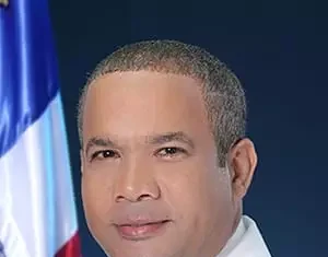 El Senador y Cantante Héctor Acosta Anuncia que Está Libre de Cáncer al Tocar la Campana del Centro de Salud Donde Fue Atendido