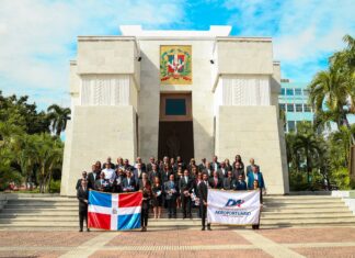 Departamento Aeroportuario rinde honor a héroes de la Patria con ofrenda floral