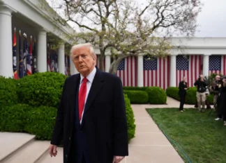 Trump debe pagar los costos legales a la firma británica que demandó por expediente sobre Rusia