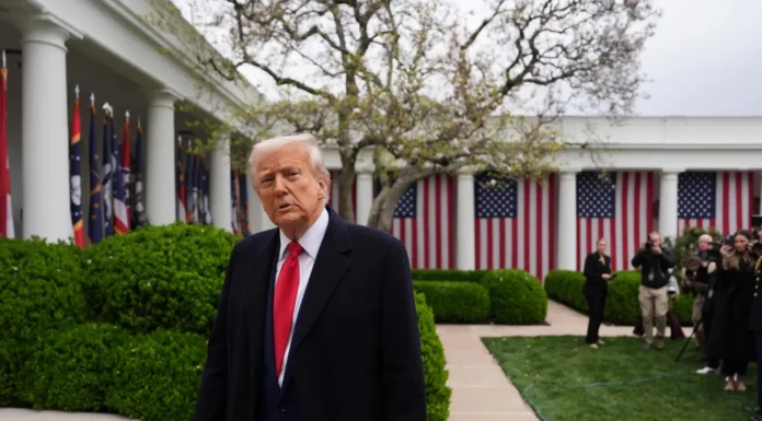 Trump debe pagar los costos legales a la firma británica que demandó por expediente sobre Rusia